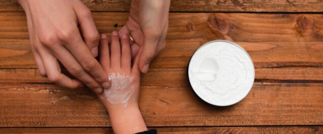 Come proteggere le mani dal freddo con creme emollienti e nutrienti?